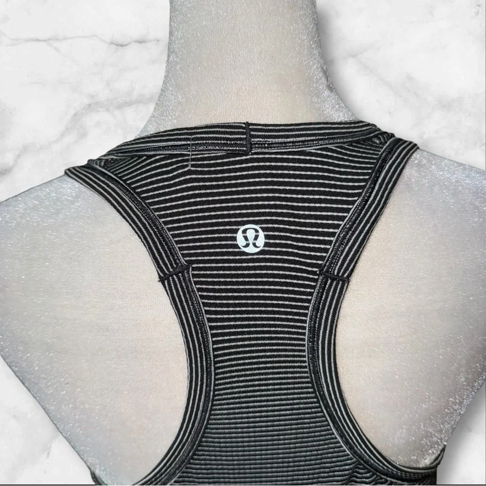 Lululemon Womens Black White Striped Sleeveless Scoop Neck Pullover Tank Top Sz8